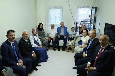 Cumhurbaşkanı Erdoğan, Malatya’da depremzede bir aileyi ziyaret etti 