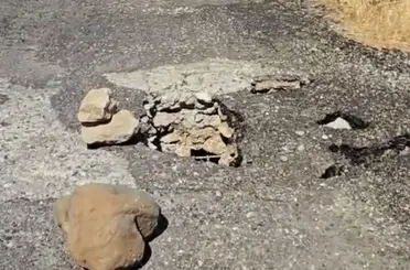 Çüngüş’te bozulan yol tehlike saçıyor
