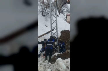 Çüngüş’te devrilen elektrik direkleri onarıldı 