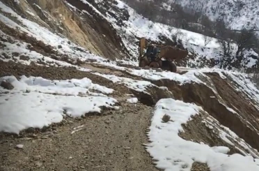 Çüngüş’te heyelan sonucu kapanan yol ulaşıma açıldı 