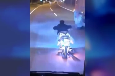 D-100’de motosikletle tehlikeli şov kamerada 
