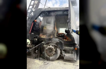 D100 çekicide çıkan yangını itfaiye söndürdü 