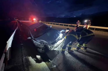 D100’de otomobil bariyerlere çarptı: 2 yaralı 