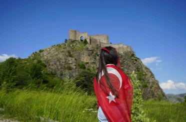Dağcılar, 700 yıllık Kov Kalesi’ne Türk bayrağı asarak A Milli Futbol Takımı’na destek verdi 
