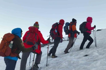 Dağcılar Ağrı Dağı’nın beyaz zirvesine ulaştı 