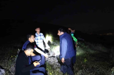 Dağlık alanda mahsur kalan baba ve oğlu kurtarıldı 