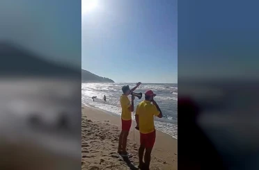Dalgalara aldırış etmedi, cankurtaran ekiplerine zor anlar yaşattı 