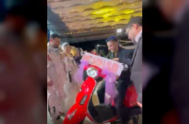Damada düğünde kırmızı motosiklet sürprizi 