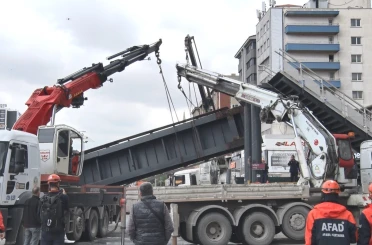 Damperi açık kamyon faciaya neden oldu: Üst geçit çöktü, 3 yaralı 