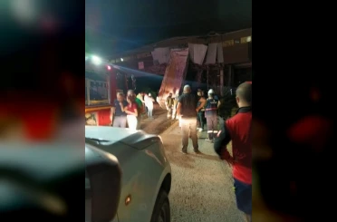 Damperi açılan kamyon kömür bandına, arkadan gelen araç da kamyona çarptı: 5 yaralı 
