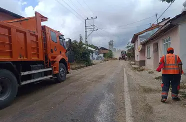 Dar olan köy yolu Karayolları ekiplerince genişletiliyor
