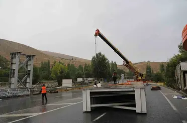 Darende’de Nadir Üst Geçidi sökülerek kaldırıldı
