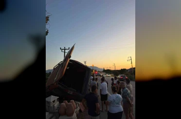 Datça’da korkutan kaza: Devrilen araç iş yerlerine metreler kala durdu 