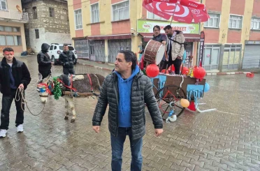 Davulcular bahşişi süslenen eşek arabasıyla topluyor