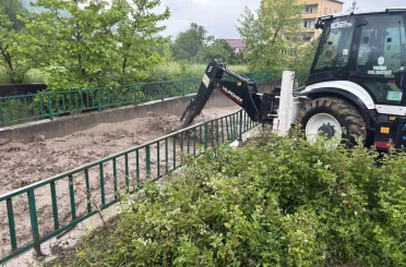 Debisi artan dere taştı, köy halkı tedirgin oldu 