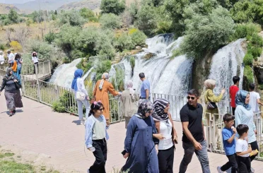 Debisi yükselen Muradiye Şelalesi’ne ziyaretçi akını 
