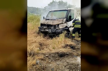 Defne’de pikap alevlere teslim oldu 