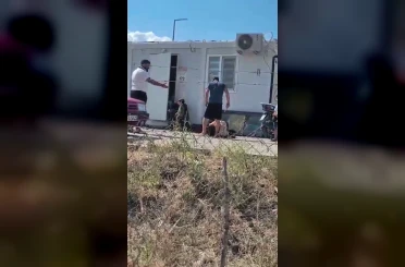 Dehşete düşüren görüntü: Karısını evlatlarının gözü önünde bıçakla yere yatırıp hunharca dövdü 