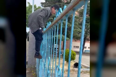Demir kapıdan atlayarak yetişmeye çalıştı, sınava alınmayınca duvarından atlayarak okuldan ayrıldı 