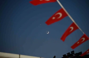 Demirci semalarında mest eden görüntü: Hilal ve yıldız yan yana 