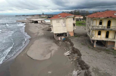 Deniz 100 metre içeri girdi, villalar çöktü 