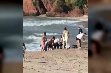 Denizde boğulma tehlikesi geçiren 2 kişi kurtarıldı 
