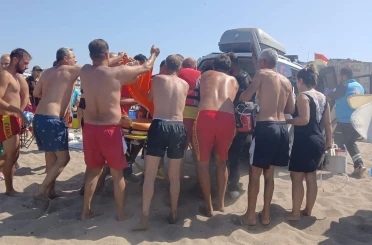 Denizde kalp krizi geçiren adama karada dakikalarca kalp masajı yaptılar 