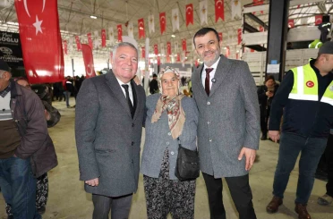 Denizli Büyükşehir ve Honaz Belediyesi üreticiye destek amacıyla zeytin ve meyve fidanı dağıttı 