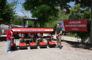 Denizli Büyükşehirden Bozkurtlu üreticilere çapa makinesi desteği 