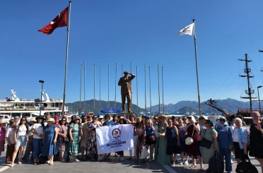 Denizli Büyükşehirin kurslarıyla yüzme öğrenen kadınlar denizle buluştu 