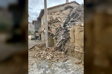 Denizli’de metruk ev çöktü 