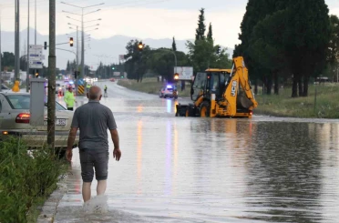 Denizli’de sağanak nedeniyle karayolu ulaşıma kapandı 