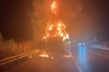 Denizli’de seyir halindeki tır alev alev yandı 