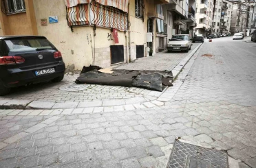 Denizli’de şiddetli rüzgar hayatı olumsuz etkiledi: çatılar uçtu, insanlar yürüyemedi 