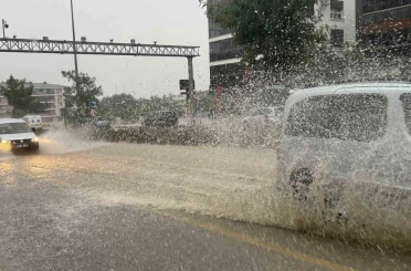 Denizli’de şiddetli yağış trafiği felç etti 