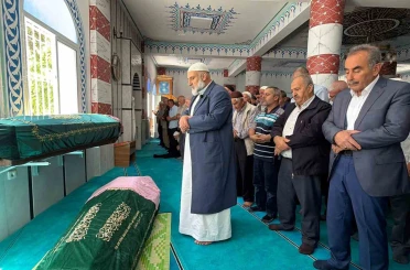 Denizli’deki otobüs faciasında hayatını kaybeden anne ve kızı İzmir’de toprağa verildi 