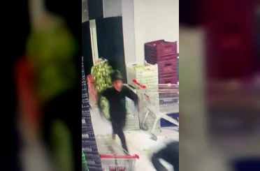 Deprem anında yaşanan panik kamerada 