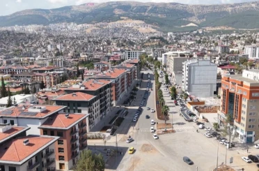 Deprem öncesi ve sonrası bir şehrin değişimi: Yıkılan yapıların yerine yeni projeler yükseliyor 