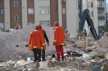 Depremde 56 kişinin öldüğü binayla ilgili 11 sanığa hapis cezası 