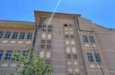 Depremde ağır hasar aldıktan sonra yıkılmayan okul tehlike saçıyor 