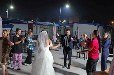 Depremde enkazdan kurtarılan Sezgin, konteyner kentte komşuları tarafından düzenlenen düğünle dünya evine girdi 