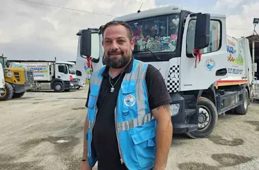 Depremde kız kardeşini ve babasını kaybeden belediye personeli, afetzede çocuklara çöp kamyonuyla mutluluk dağıtıyor
