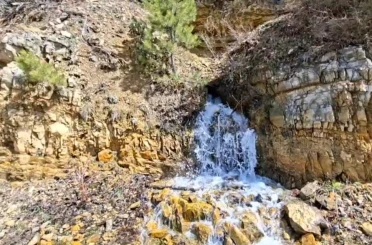 Depremde kuruyan su kaynağı 3 yıl sonra yeniden akmaya başladı 