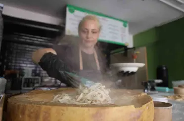 Depremin pes ettiremediği kadın, gastronomi şehrinde el açması makarnasıyla vatandaşların damak tadını değiştirdi
