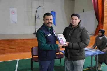Depremzede öğrencilere burs ve tablet desteği 