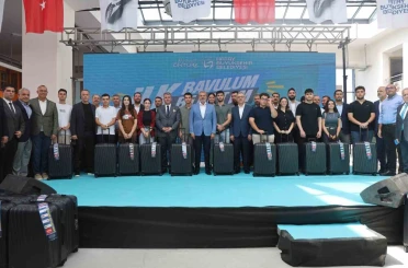 Depremzede öğrencilerin üniversite yolundaki ilk biletlerini ve bavullarını Hatay Büyükşehir Belediyesi hediye etti 