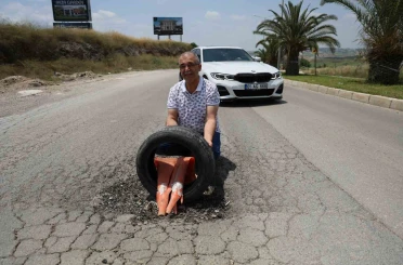 Depremzedelerden belediyeye yol tepkisi: Çukurlara lastik ve duba koydular 
