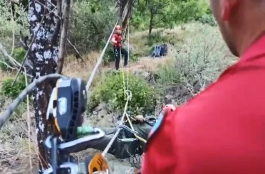 Dere kenarında mahsur kalan kardeşlerin yardımına jandarma yetişti 