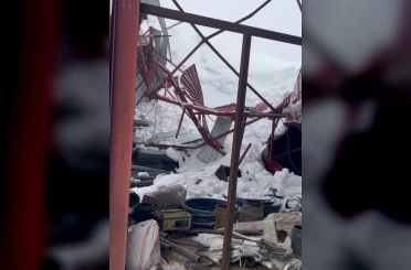 Derecik’te ahır çatısı çöktü 