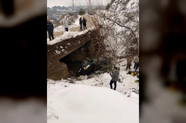 Dereye uçan arabada 5 kişi yaralandı
